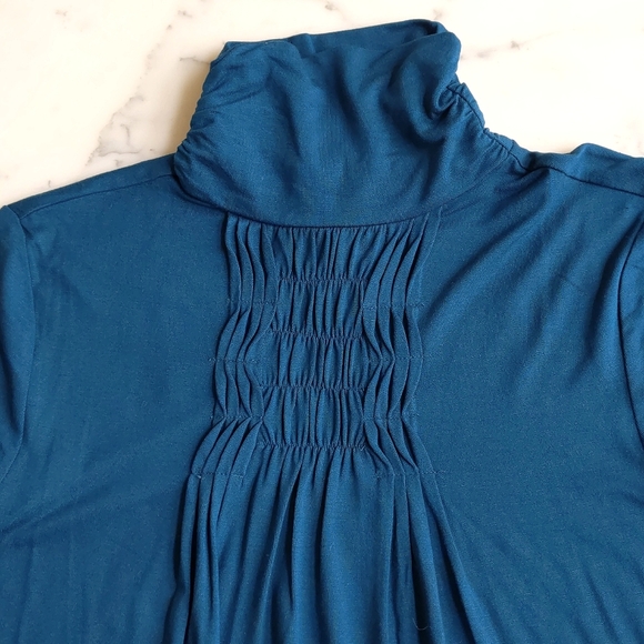 NWOT. The Limited Rayon and Spandex Front and Neck Design Short Sleeve Blouse. - Picture 3 of 6
